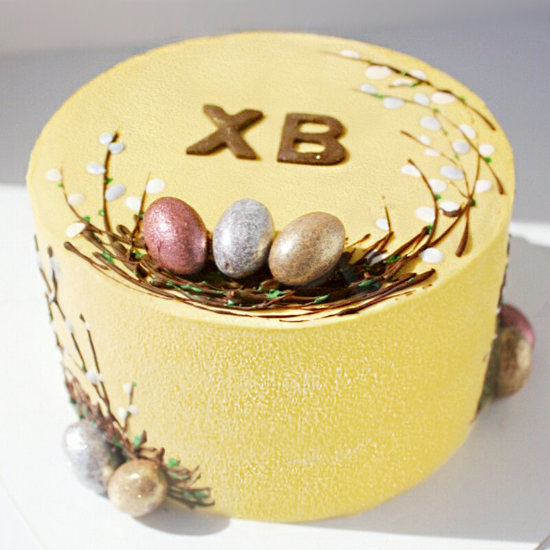 Торт «Пасхальные яйца и весенний букет»