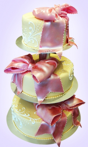 11-svadebnyj-tort-s-bantami
