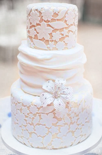 26-svadebnyj-tort-s-kruzhevami